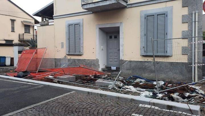 Auto fuori controllo in centro a Limbiate, investe pedone e abbatte recinzioni di cantiere Limbiate auto pedone