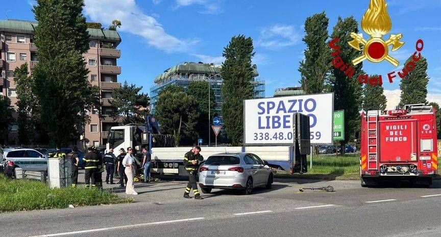 Tragedia a Rho: morto nello scontro tra monopattino e camion monopattino rho incidente