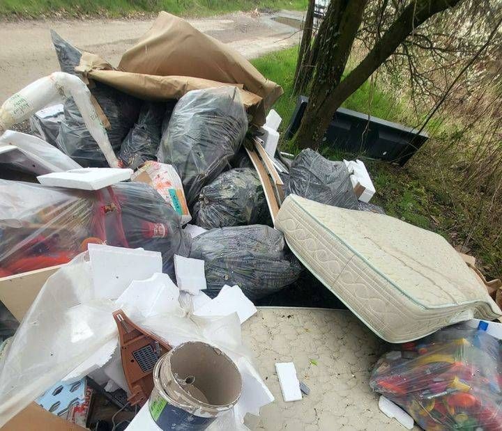 Garbagnate, rifiuti abbandonati nel Parco Groane, denunce e multe da 5000 euro a un uomo di Arese e a uno di Limbiate rifiuti parco groane garbagnate