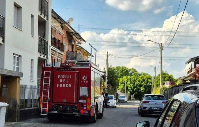 Senago, bimbo chiude la mamma fuori sul balcone, intervento dei Vigili del fuoco Senago mamma balcone