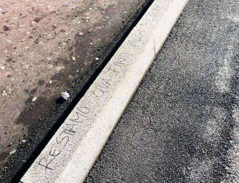 Senago, “Ridateci il muretto”: protesta dei giovani Senago muretto protesta giovani