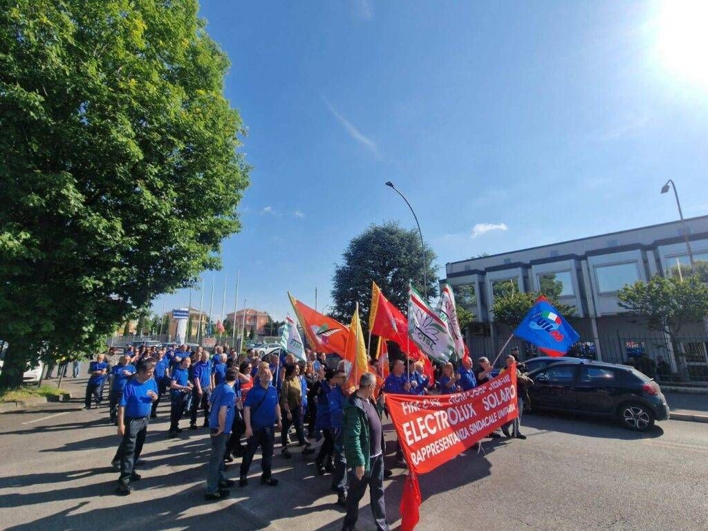 Solaro, lavoratori Electrolux in sciopero, corteo lungo Corso Europa Solaro Electrolux sciopero