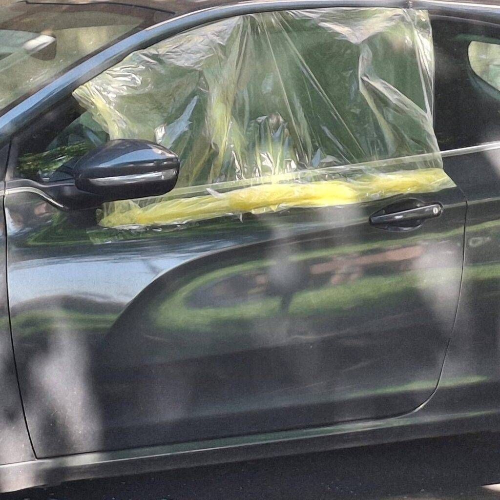 Caronno, rissa giovanile e auto danneggiate una delle auto danneggiate 1024x1024