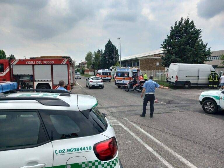 Scontro tra furgoni a Solaro, due uomini feriti, intervento dei Vigili del fuoco Solaro incidente corso europa