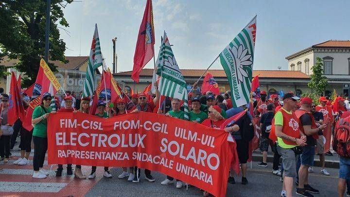 Lavoratori Electrolux Solaro in corteo a Bergamo per il contratto Solaro Electrolux Bergamo