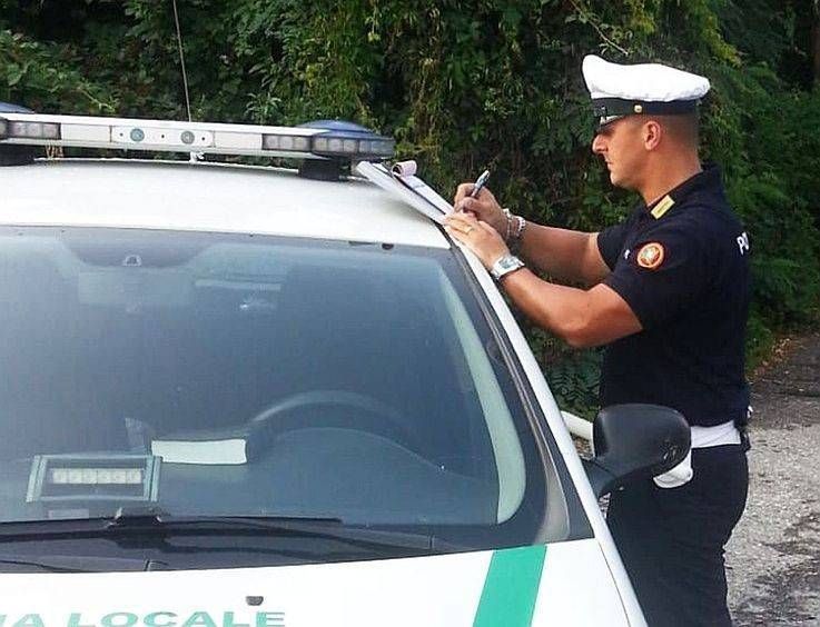 Garbagnate, scaricano mobili e materassi davanti al palazzo vicino Garbagnate scaricano mobili palazzo