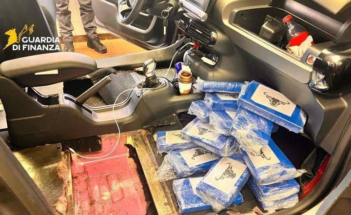 Auto imbottita di cocaina e armi: arrestati due brasiliani alla frontiera con la Svizzera | VIDEO armi droga frontiera