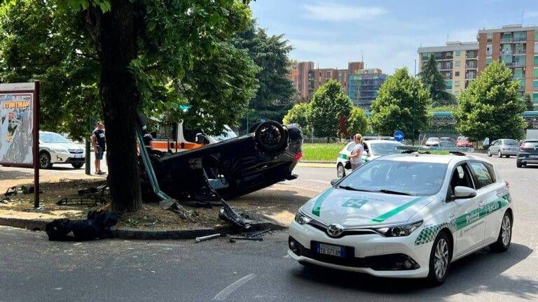 Auto ribaltata a Paderno, paura fuori dalla stazione di Palazzolo IMG 2274 scaled 1 768x432