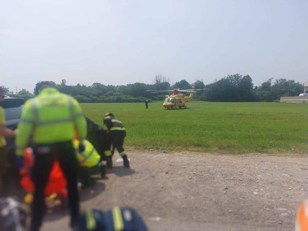 Elicottero a Caronno Pertusella per un grave incidente tra auto e moto Immagine WhatsApp 2025 06 14 ore 16.49.09 eeaf1213 1024x768