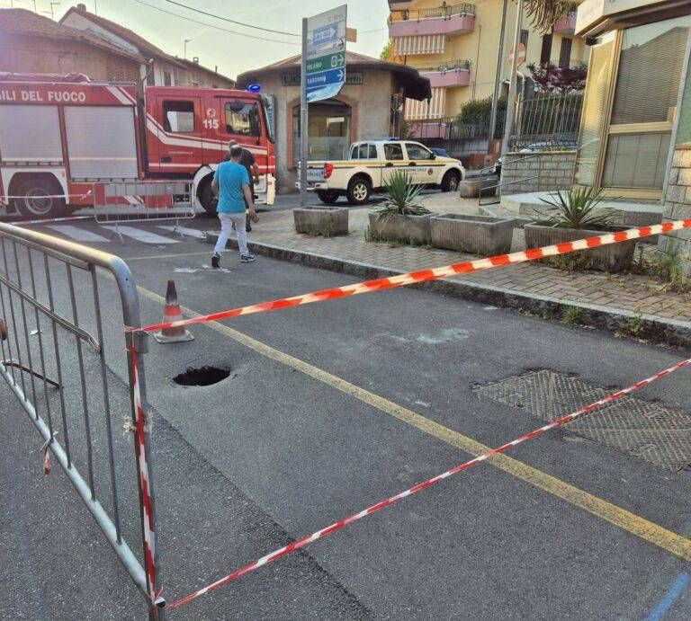 Perdita d’acqua a Gerenzano: cede l’asfalto in via Berra Immagine WhatsApp 2025 06 18 ore 19.48.59 94c1fd47 768x691