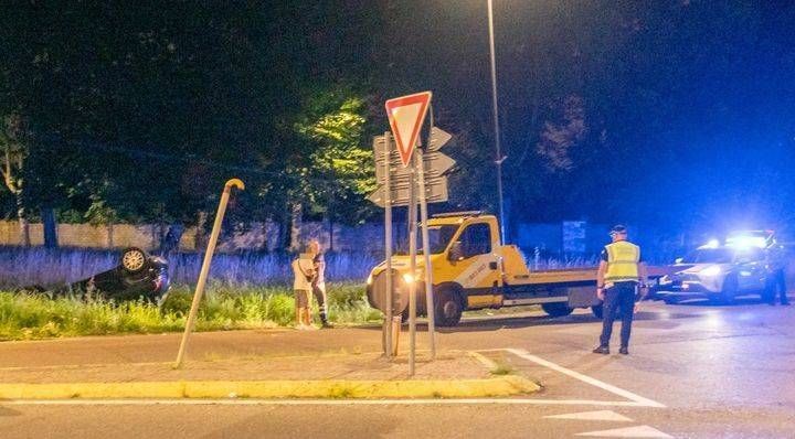 Auto ribaltata sulla Saronno-Monza, 4 giovanissimi feriti a Limbiate Limbiate incidente ribaltata
