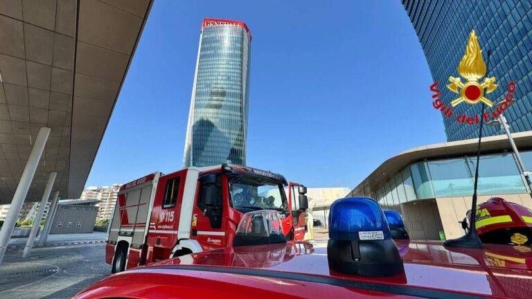 Crollo dell’insegna in cima alla torre Generali, indagini sulle cause: non c’era vento, forse il troppo caldo? torre generali