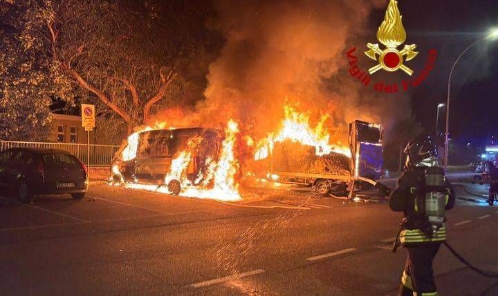 Auto e furgoni in fiamme nella notte a Sesto San Giovanni e Cesano Boscone incendio notte auto furgone