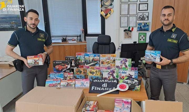 Falsi mattoncini Lego, sequestro della Guardia di Finanza di Como lego mattoncini guardia di finanza
