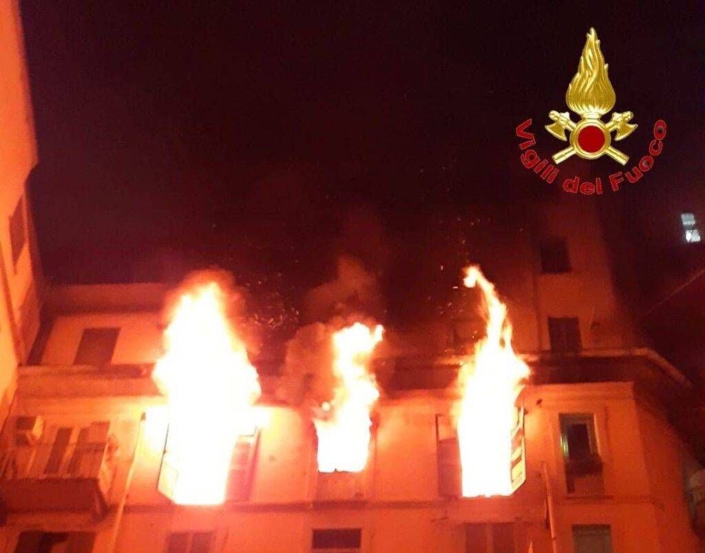 Milano, incendio in un palazzo, donna muore lanciandosi dalla finestra Milano incendio donna