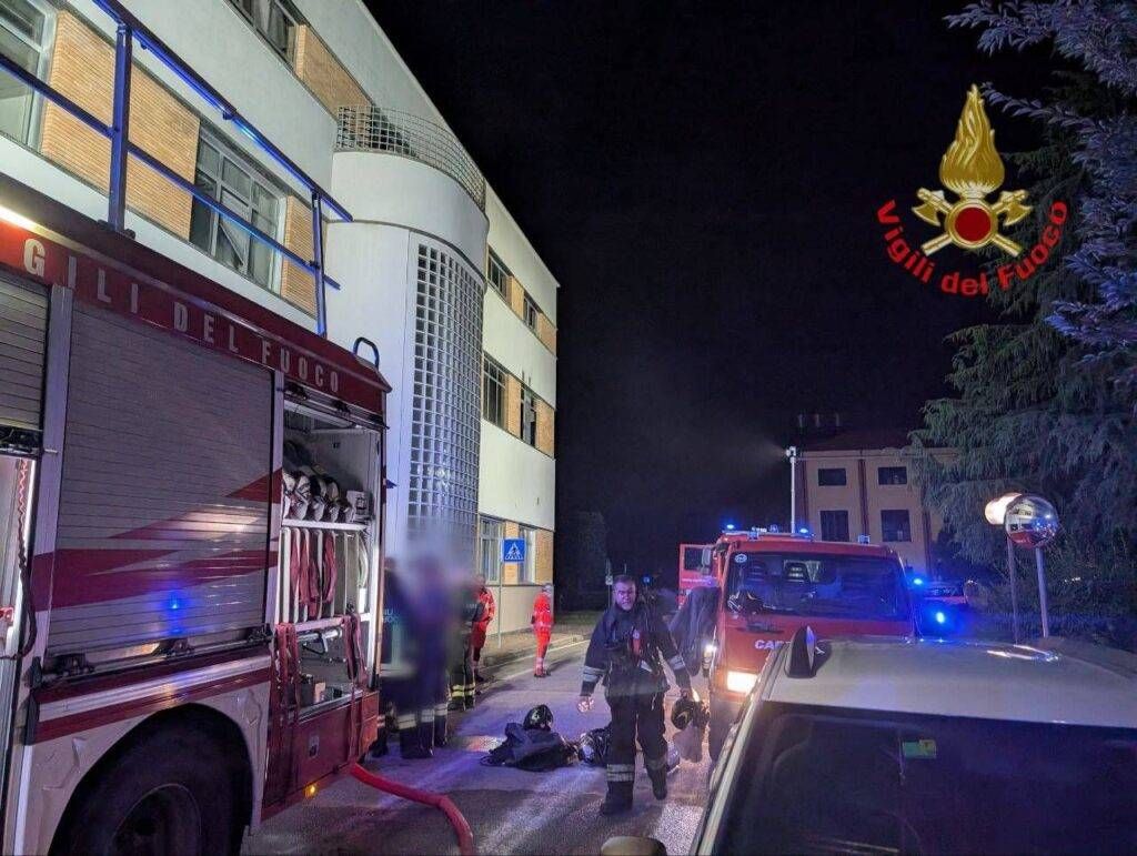 Cesano Maderno, incendio di notte nella mensa aziendale, Vigili del fuoco in azione incendio notte cesano