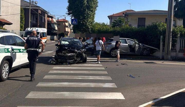 Limbiate, scontro all’incrocio, tre ferite incidente limbiate feriti