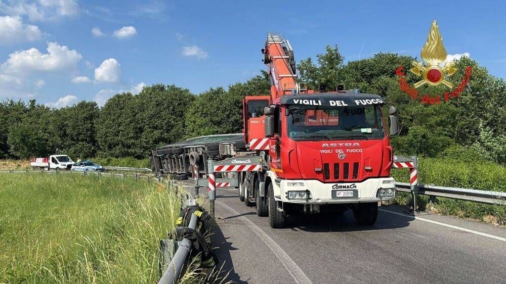 Tir che trasporta bobine di carta si ribalta sulla SS36: traffico in tilt a Desio ribaltato cormano