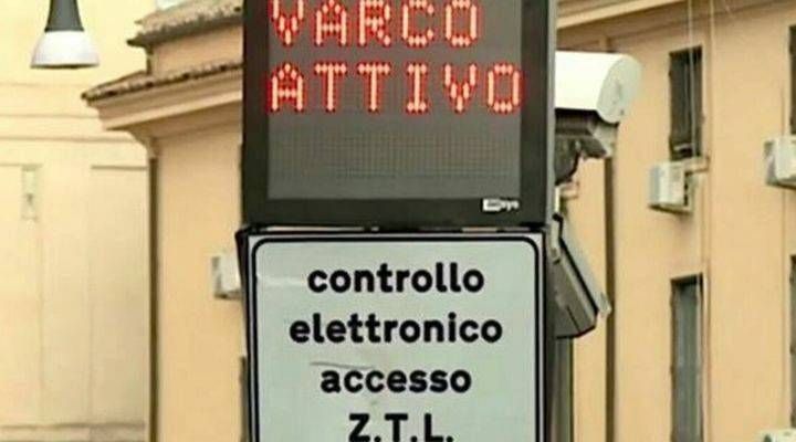 Ztl Milano, 53 multe in un mese, il giudice gliene cancella 50 ztl milano multe annullate giudice