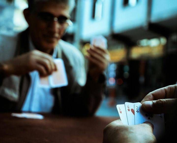 Botte per una partita a scopa, chiuso il centro anziani anziani botte scopa carte Lesmo