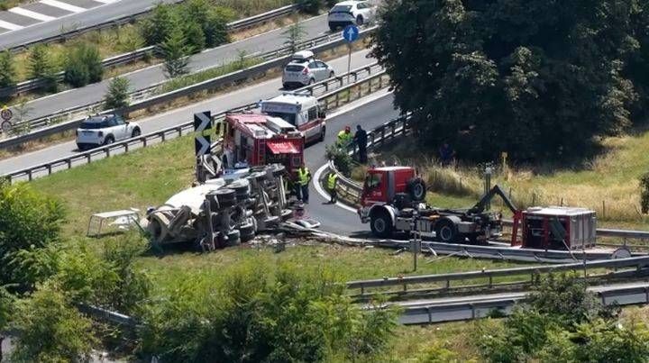Camionista in gravi condizioni, svincoli chiusi e traffico in tilt per l’incidente a Cormano Cormano betoniera