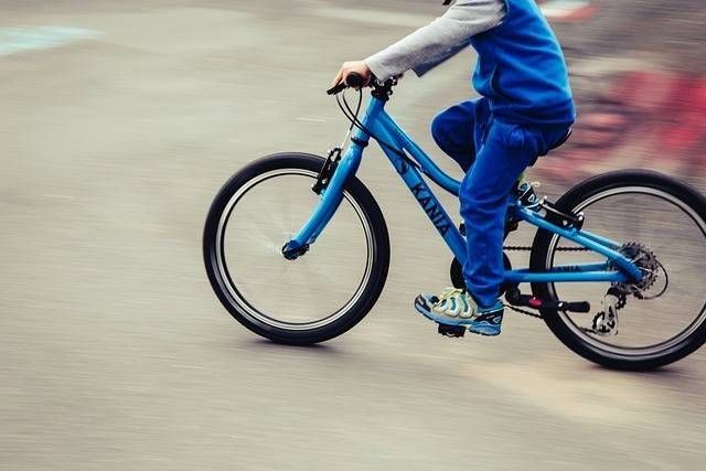 Multato a 8 anni dopo essere finito con la bicicletta contro un camion in sosta irregolare Multato bicicletta Lainate