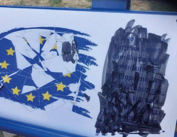 Bollate, distrutta la targa dedicata a David Sassoli Bollate distruggono targa Sassoli