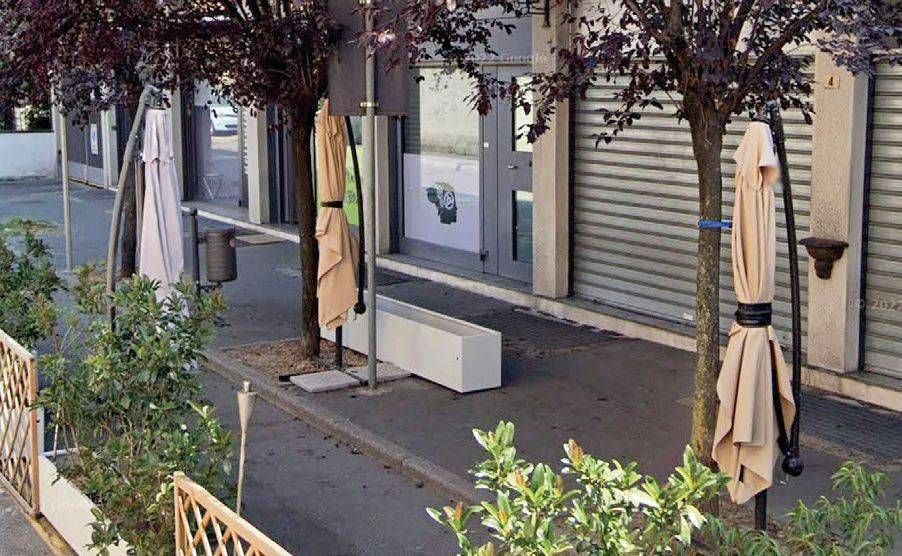 Bollate, ladri rubano gli ombrelloni del bar Bollate rubano ombrelloni bar