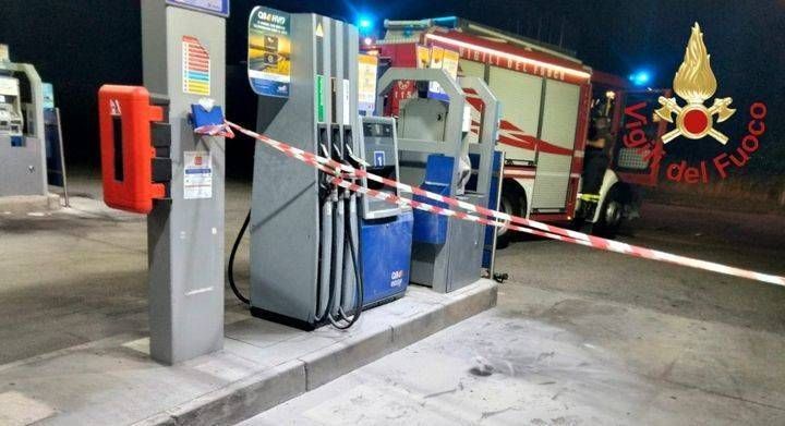 Auto prende fuoco mentre fa rifornimento sulla statale dei Giovi incendio distributore statale giovi