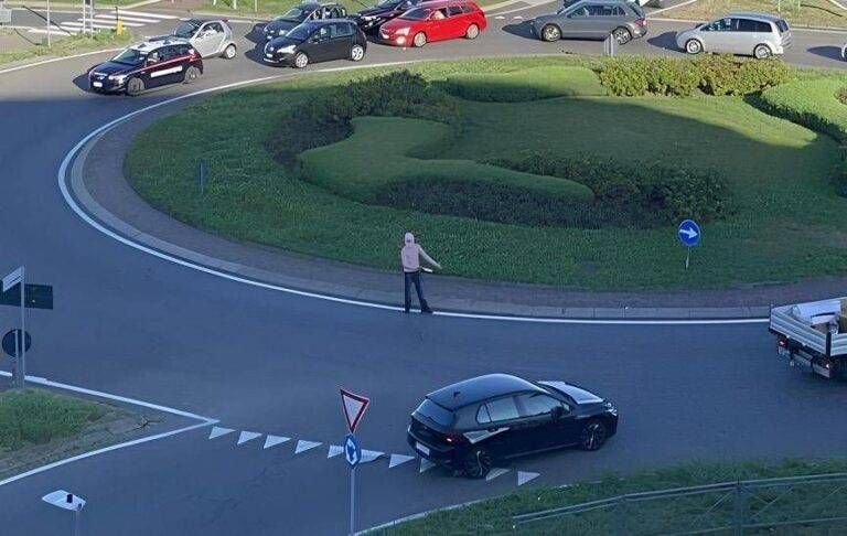 Ecco il folle armato di mannaia alla rotonda: steso dai carabinieri con il taser | FOTO Garbagnate rotonda mannaia