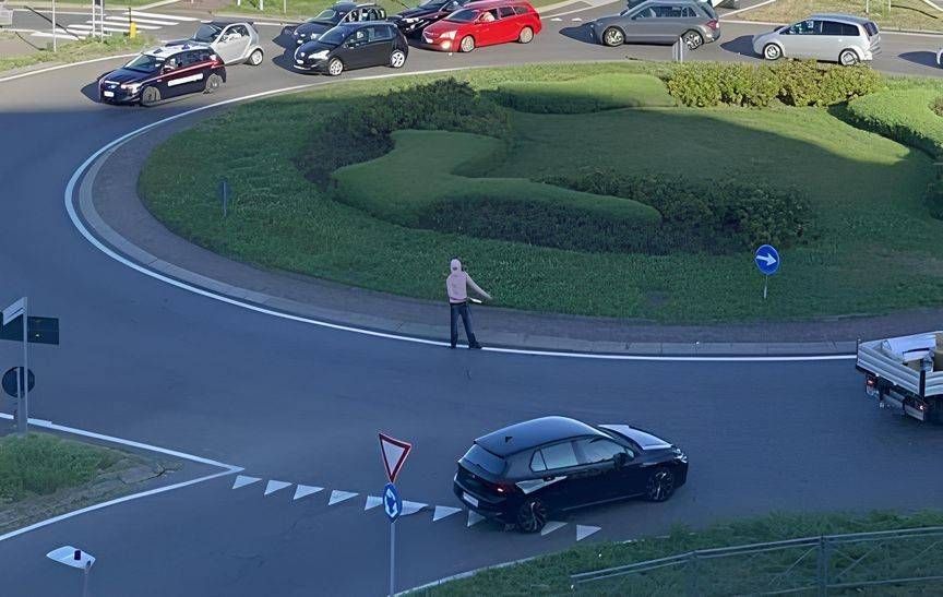 Ecco il folle armato di mannaia alla rotonda: steso dai carabinieri con il taser | FOTO Garbagnate rotonda mannaia