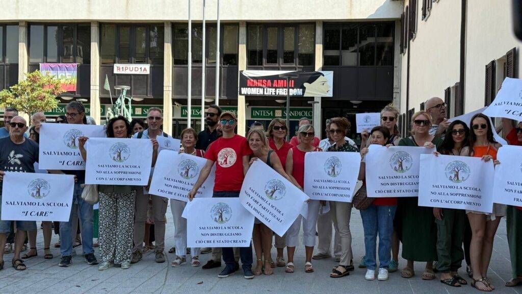 Paderno, protesta contro il dimensionamento scolastico sotto al Comune: “Noi diciamo no” IMG 3274 scaled 1 1024x576