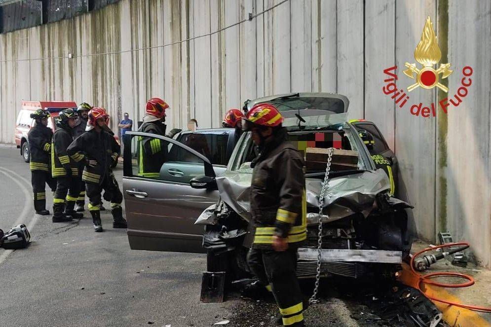 Scontro nel sottopasso a Rovello Porro, interviene l’elicottero, 3 feriti, strada chiusa sottopasso rovello porro incidente