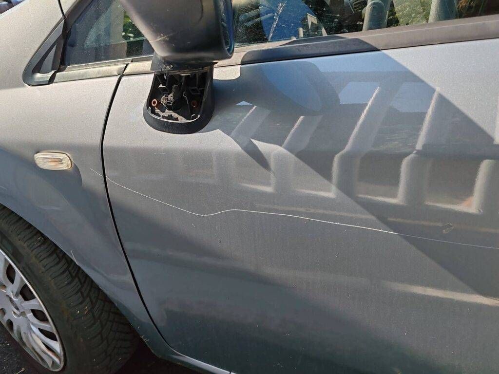 Caronno: auto rigate, specchietti rotti auto danneggiata 1024x768