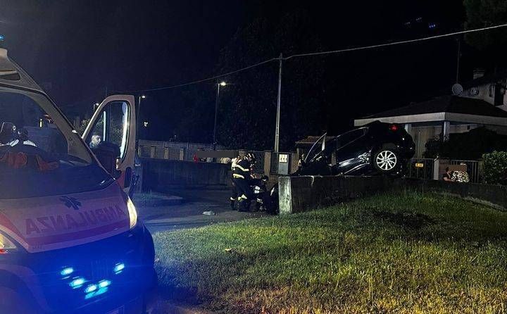 Caronno Pertusella, auto “vola” su un muretto davanti a un’abitazione, 60enne in ospedale auto vola caronno