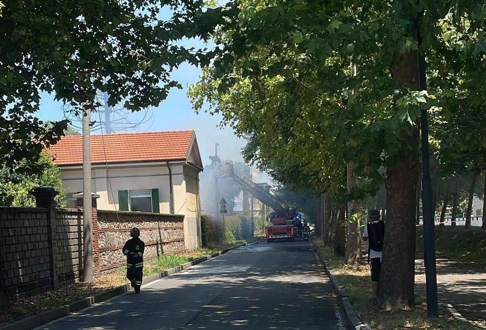 Limbiate, incendio deposito vicino a cabina elettrica, intervento dei Vigili del fuoco Limbiate incendio cabina elettrica