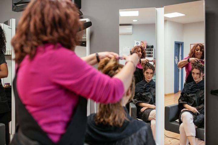 Quale taglio migliore per i capelli ricci? Cosa chiedere al parrucchiere per un look di tendenza a Milano, città della moda? ricci milano tendenza capelli parrucchiere