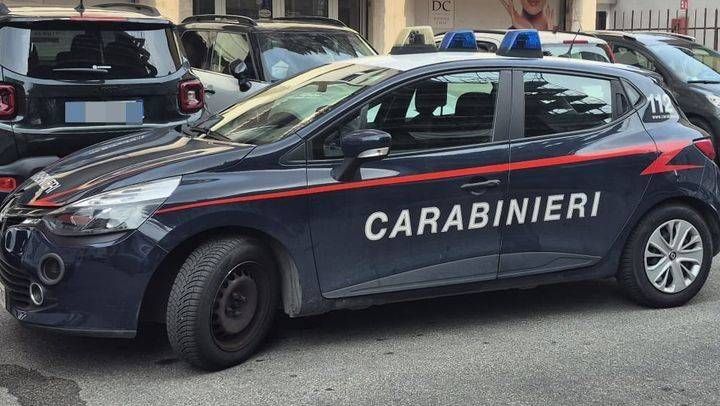 Misinto, minaccia i genitori dopo il divieto di avvicinamento, arrestato, ora avrà il braccialetto elettronico Carabinieri Auto 2
