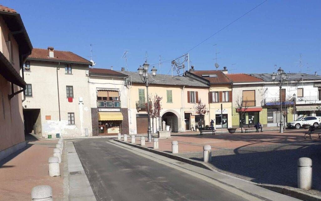 Gerenzano, stop alle partite di calcio nelle piazze: multe salate Piazza 25 Aprile ZZZ 1024x643