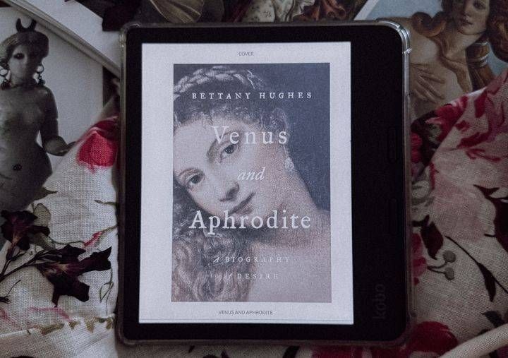 Venere e Afrodite, recensione: la parabola di una dea che racconta quella subita da molte donne Venere e Afrodite