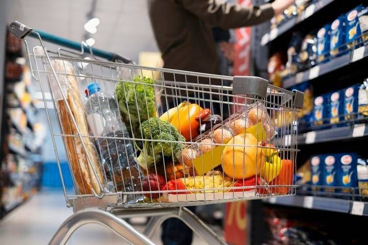 Supermercati aperti a Ferragosto 2025, da Esselunga a Tigros, da Carrefour a Iper, gli orari Spesa supermercato carrello Ferragosto
