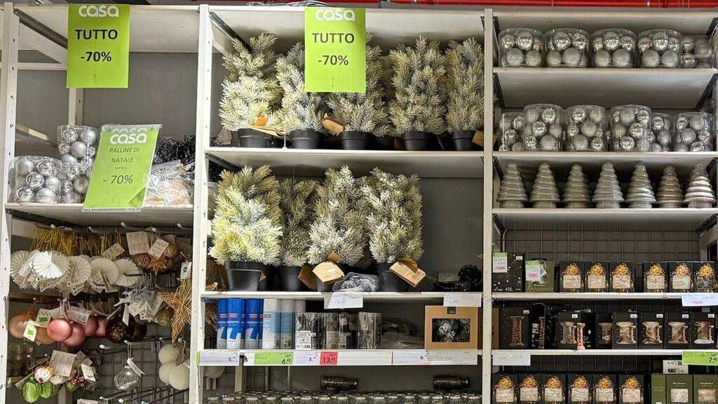 È Ferragosto, a Il Centro di Arese si vendono già gli addobbi di Natale (per chiusura negozio) ferragosto Centro Arese addobbi 1024x576
