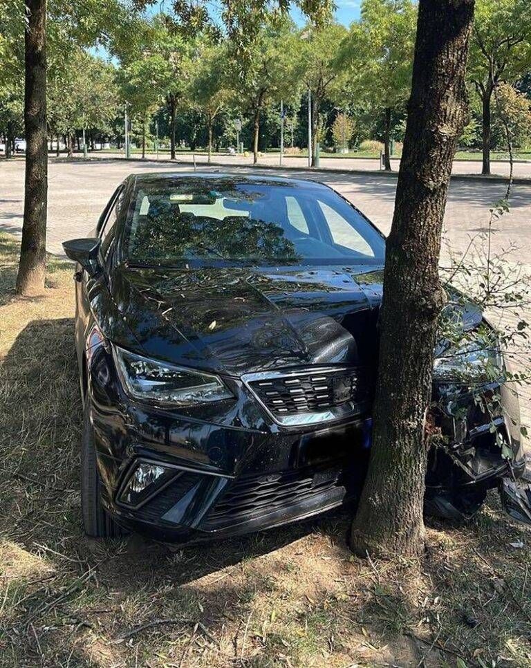 Bollate, auto fuori controllo in piazza della Resistenza: ferito un 24enne incidente auto contro albero 768x966