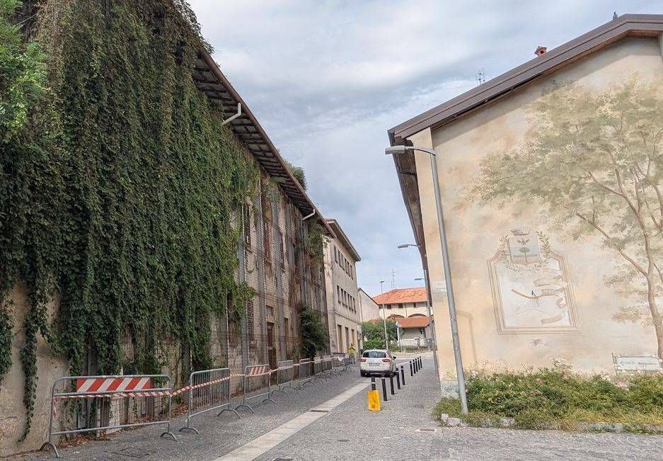 Misinto, crolli da Villa Lanzani transenne nella strettoia Misinto Villa Lanzani