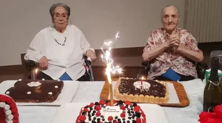 Arese, Carla e Violetta, 210 anni in due, festa e commozione alla Rsa Gallazzi Vismara Arese centenarie Carla Violetta