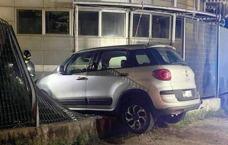 Garbagnate, colpo di sonno: vola con l’auto nella ex sede della Gtm Garbagnate sonno vola auto