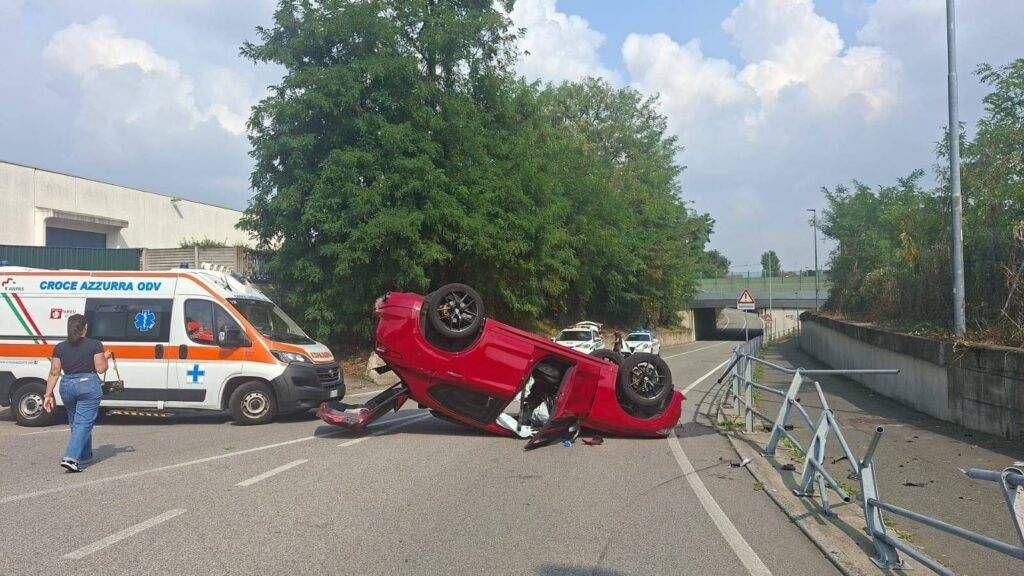 Incidente a Origgio, auto si ribalta in via Monfalcone Immagine WhatsApp 2025 09 09 ore 14.55.58 0c588137 1024x576