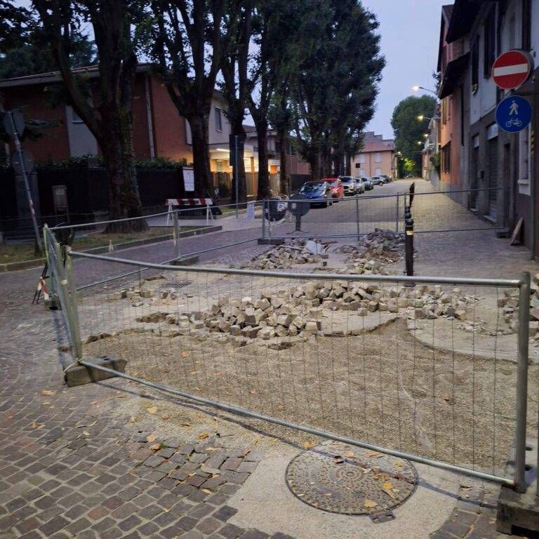 Saltano i ciottoli in via Trieste a Caronno: disagi per i lavori Lavori via Trieste 1 768x768