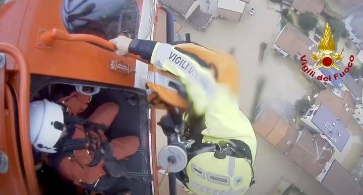 Esondazione del Seveso, a Meda mamma e bambina salvate con elicottero, a Milano bambini evacuati con anfibio | VIDEO Meda mamma bambina elicottero Vigili del fuoco