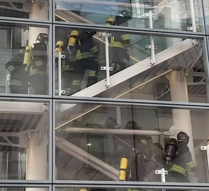 Per ricordare l’11 settembre i vigili del fuoco della Lombardia scalano la Torre Galfa 4 volte, con divisa e respiratore | VIDEO Vigili del fuoco torre galfa 11 settembre